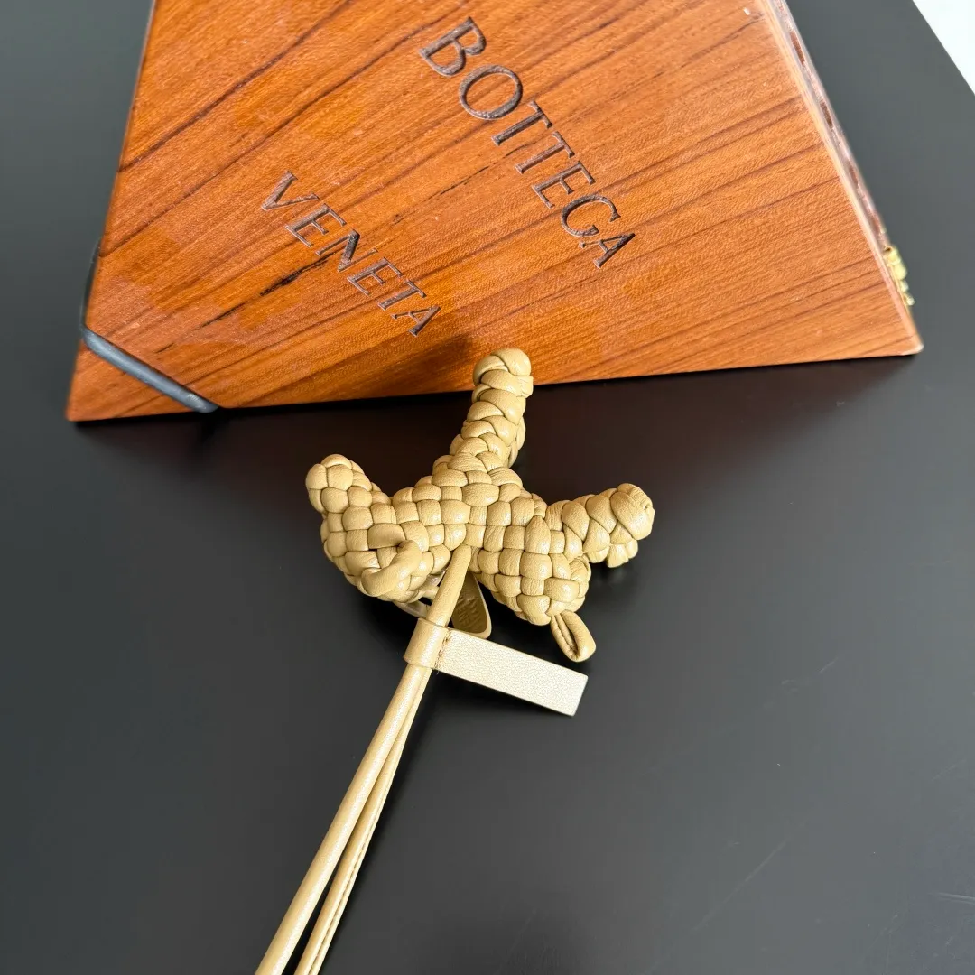 Batch 540 BOTTEGA VENETA2025 new puppy-shaped pendant braided puppy is now online😎The leather braided puppy-shaped pendant can be hung on any handbag, and it is as cute, delicate and colorful as it matches with a bag. Cute and cute, it will touch your heart at any time. It can be hung on bags or keychains. Who can resist such a cute puppy? Style number: 807068
